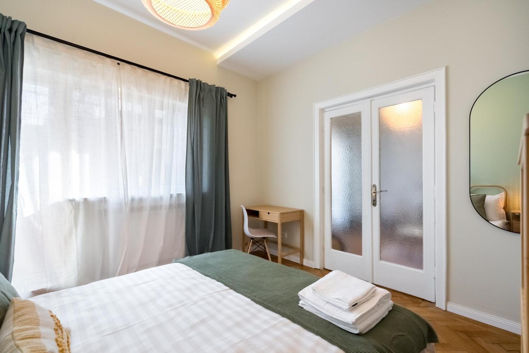 Urban Dream Studio With City Views & Comfort Bukares Bagian luar foto